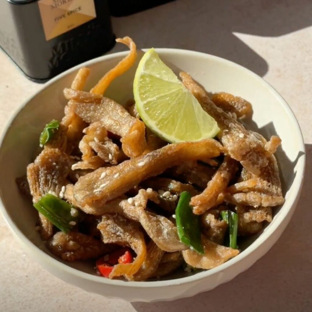 Krokante oesterzwammen met five spice, lente-ui, rode chilipeper en sesamzaadjes