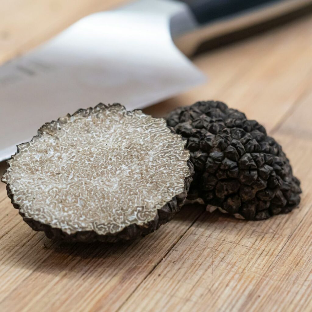 Doorgesneden zwarte truffel met fijne witte adering