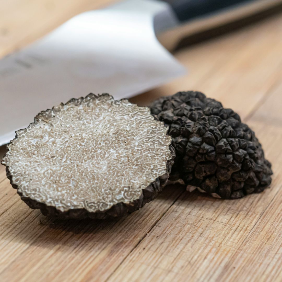 Doorgesneden zwarte truffel met fijne witte adering
