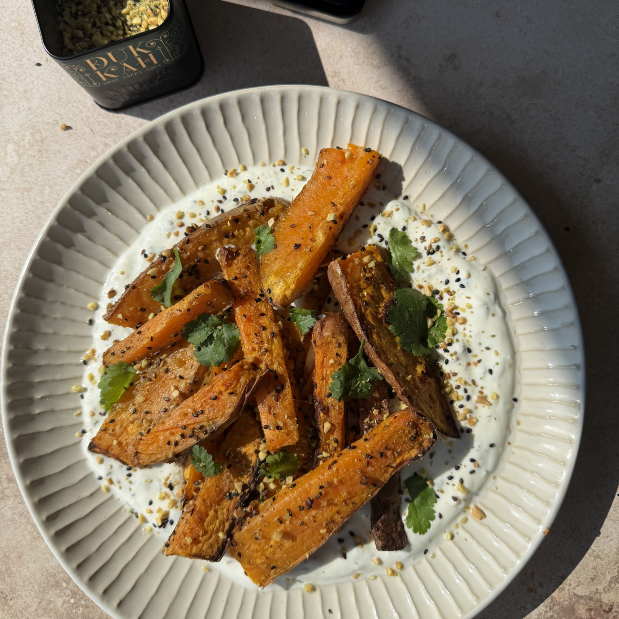 Geroosterde zoete aardappel met groene dukkah en frisse yoghurtdip - Mill & Mortar
