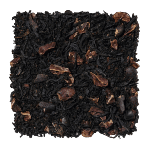 Losse blaadjes van LOOOM Cocoa Embrace chocolate tea: zwarte theeblaadjes met stukjes cacaonibs