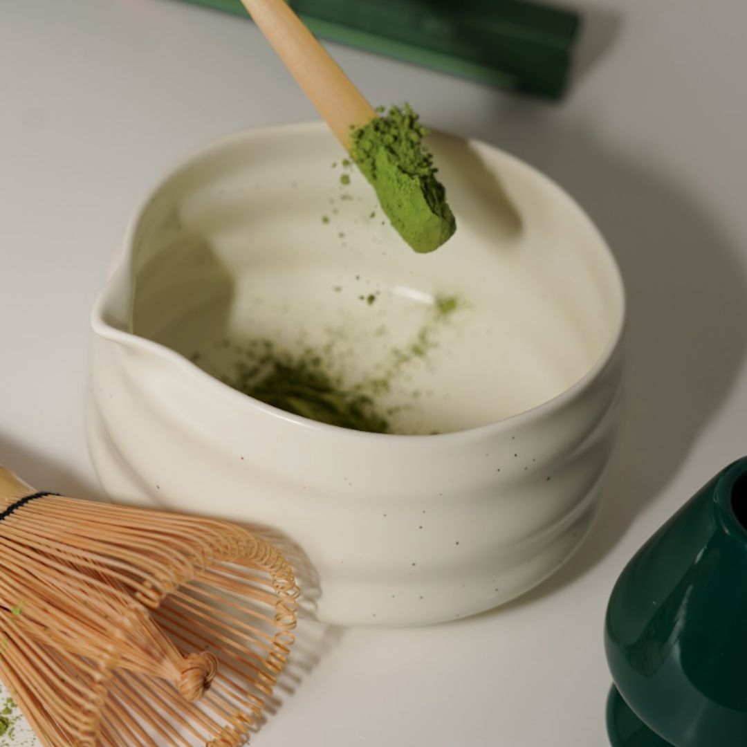 matcha ceremonie met whisk, spoon en matcha poeder