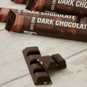 OKONO Dark Chocolate Hazelnut suikervrije pure chocoladereep met 65% cacao en hazelnootstukjes