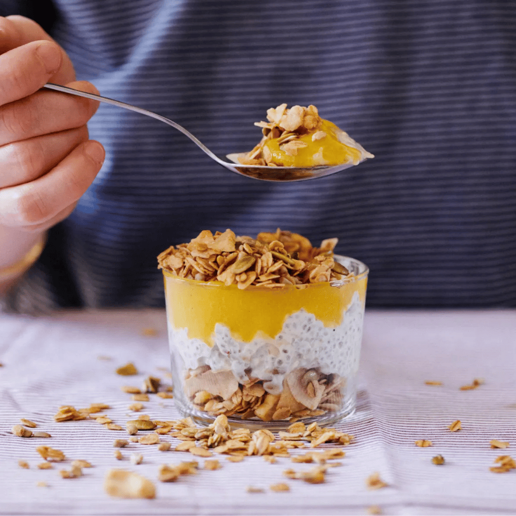 Overnight granola met mangopuree - I Just Love Breakfast