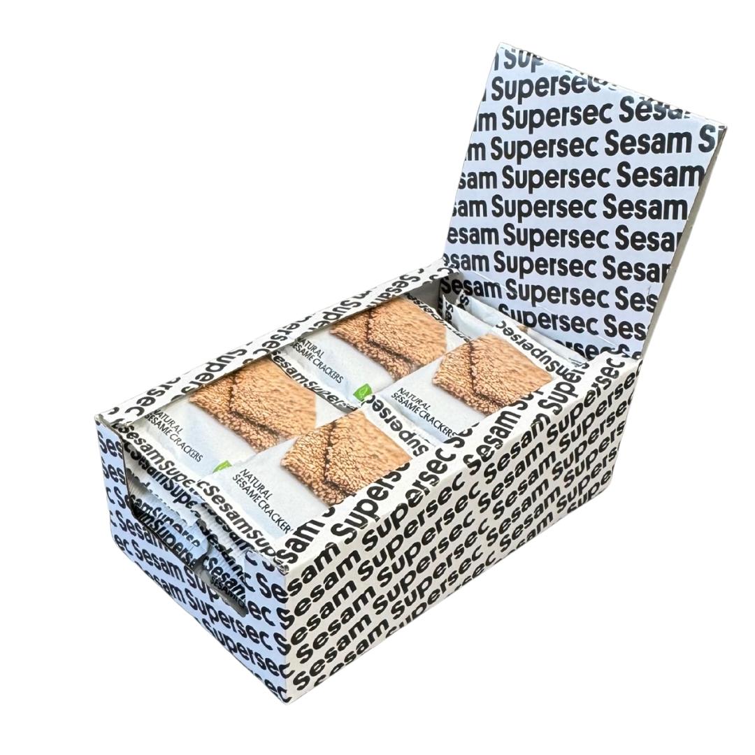 Supersec (3) Zijaanzicht van displaybox met Supersec Natural Sesame Crackers