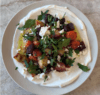 Geroosterde wortelgroenten met Griekse yoghurt, feta en verse peterselie.