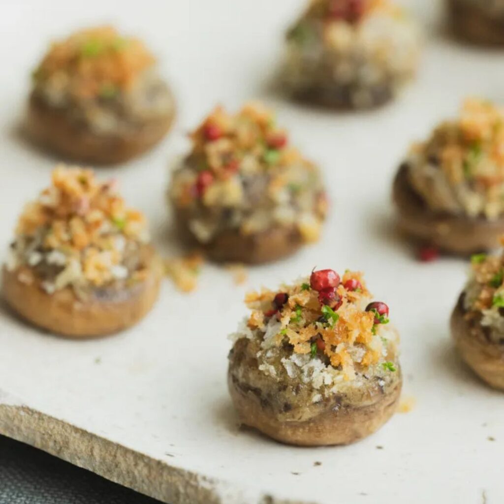 Gevulde champignons met een krokante topping van panko en kruiden