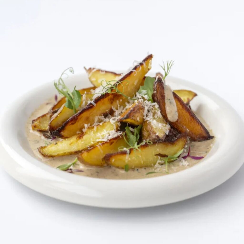 Gegrilde aardappelwedges met zwarte truffel chilisaus en Parmezaanse kaas