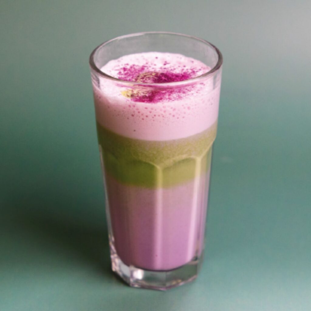 Matcha ube latte met paars-groen lagenspel