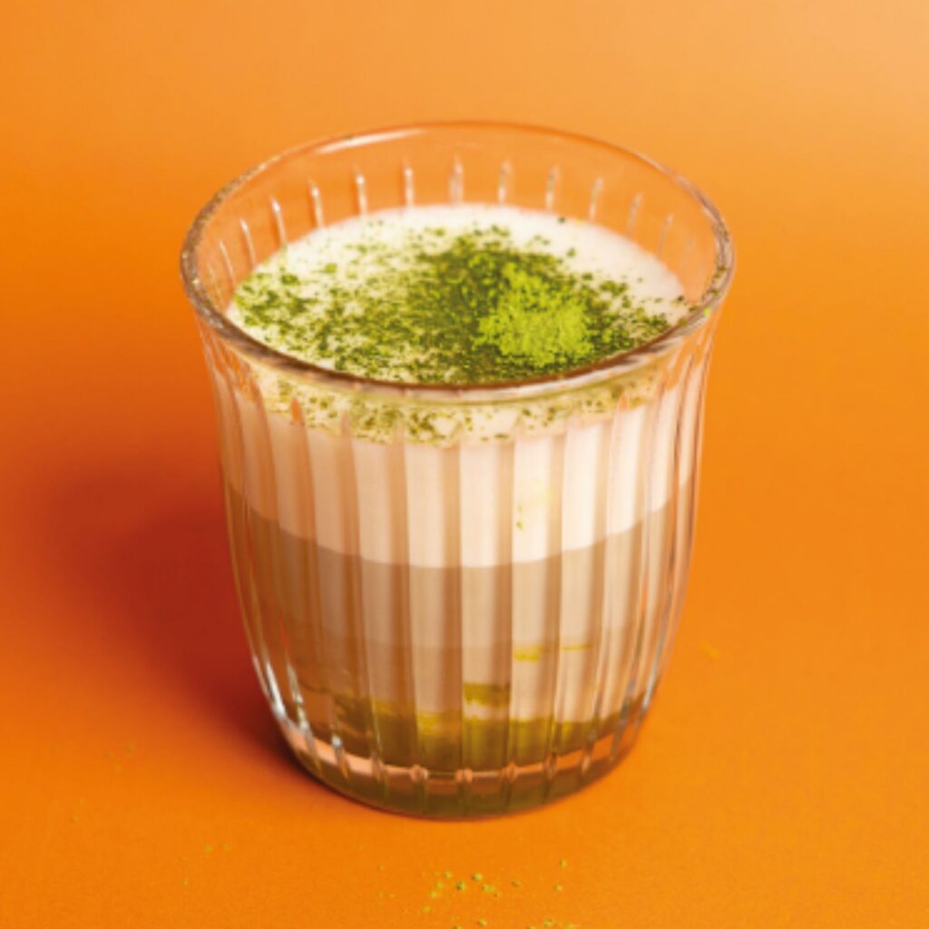 Pistachio hojicha latte met pistache en hojichaschuim