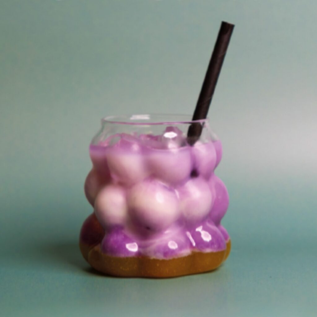 Coconut ube split met paarse ube-wolk over kokosmelk