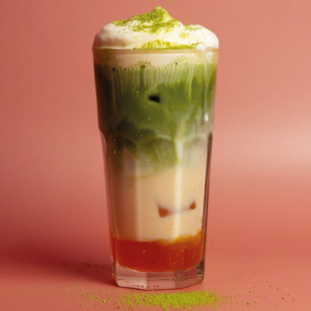 Matcha mango coconut cloud met gelaagde matcha en mango