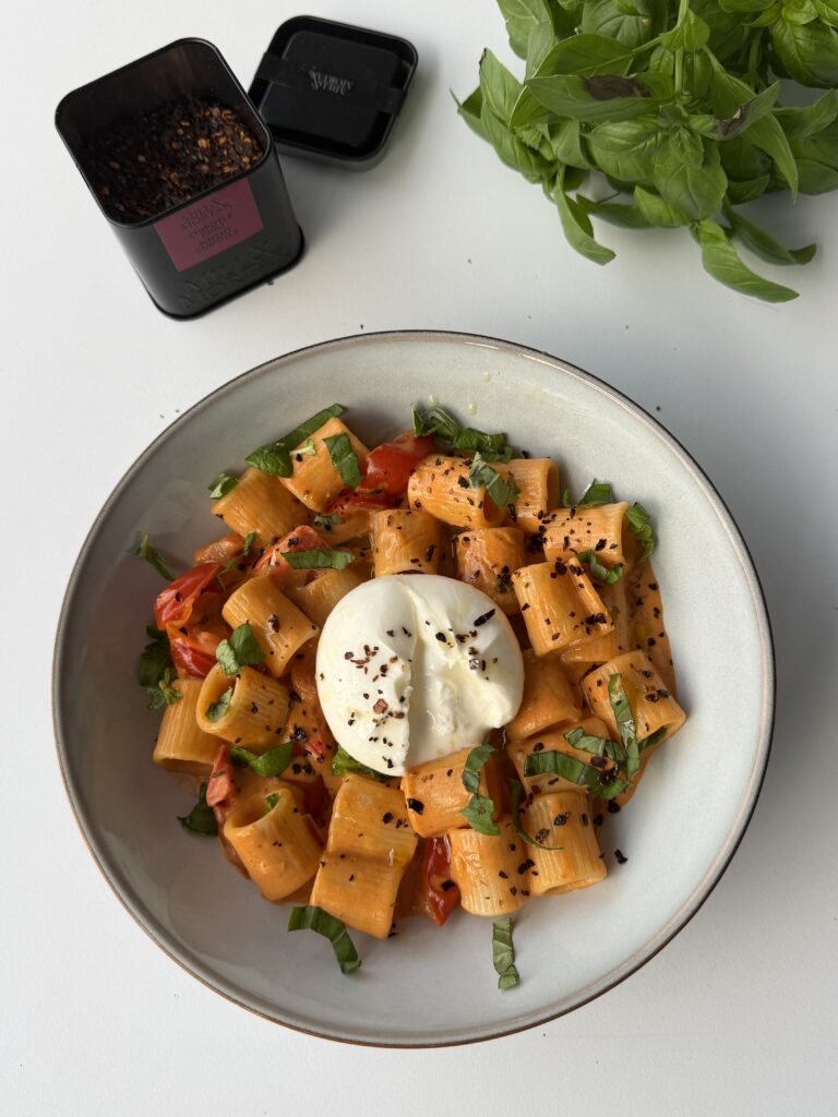 Pittige rigatoni met kerstomaatjes, burrata en Chipotle Chili en Rasta Pasta kruiden van Mill & Mortar
