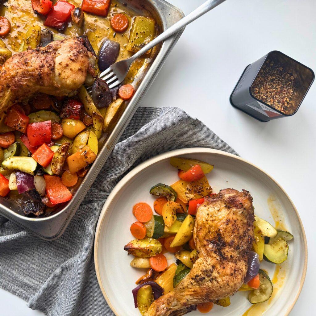 Simpele traybake met kip, groenten, krielpatatjes, paprika, courgette en een smaakvolle kruidenmix van Happy Roots, Smokey Sally en Double Garlic Pepper.