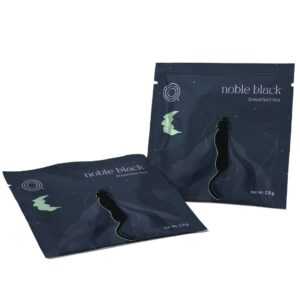 LOOOM Noble Black breakfast tea: twee zakjes van 2,5 g met een panter op de verpakking