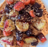 Geroosterde wortelgroenten met hummus en geroosterde sesamzaadjes.