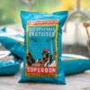Superbon Salt & Cretan Herbs chips 135g in zonlicht op houten tafel