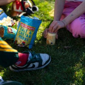 Superbon Salt & Cretan Herbs chips 135g tijdens een picknick op het gras