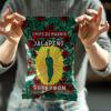 Persoon houdt een zak Superbon Jalapeño chips 135g in de handen